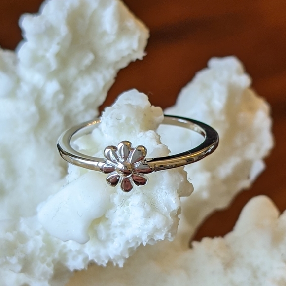 Sterling silver flower ring - Picture 7 of 12